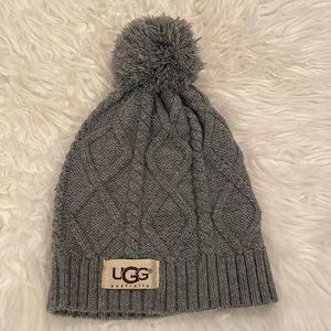 Ugg winter hat with pom